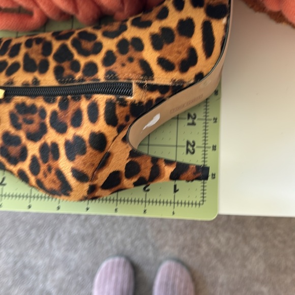 NWT Vince Camuto cheetah print booties - Picture 4 of 4